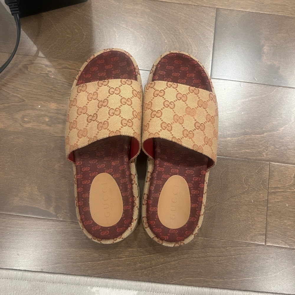 GG Women's Tan and Burgundy Slide Sandals - Picture 5 of 6